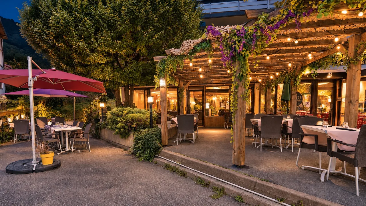 La terrasse le soir, tables dressées sous les parasols